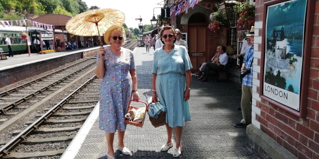 Taking a picnic along - love the sun umbrella